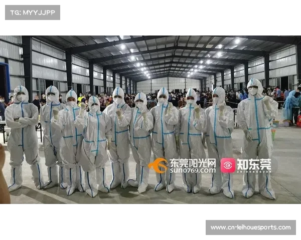 167cm邓达奥在冠军游行中被队友高举绕场展现英雄气概 167cm邓达奥在冠军游行中被队友高举绕场展现英雄气概